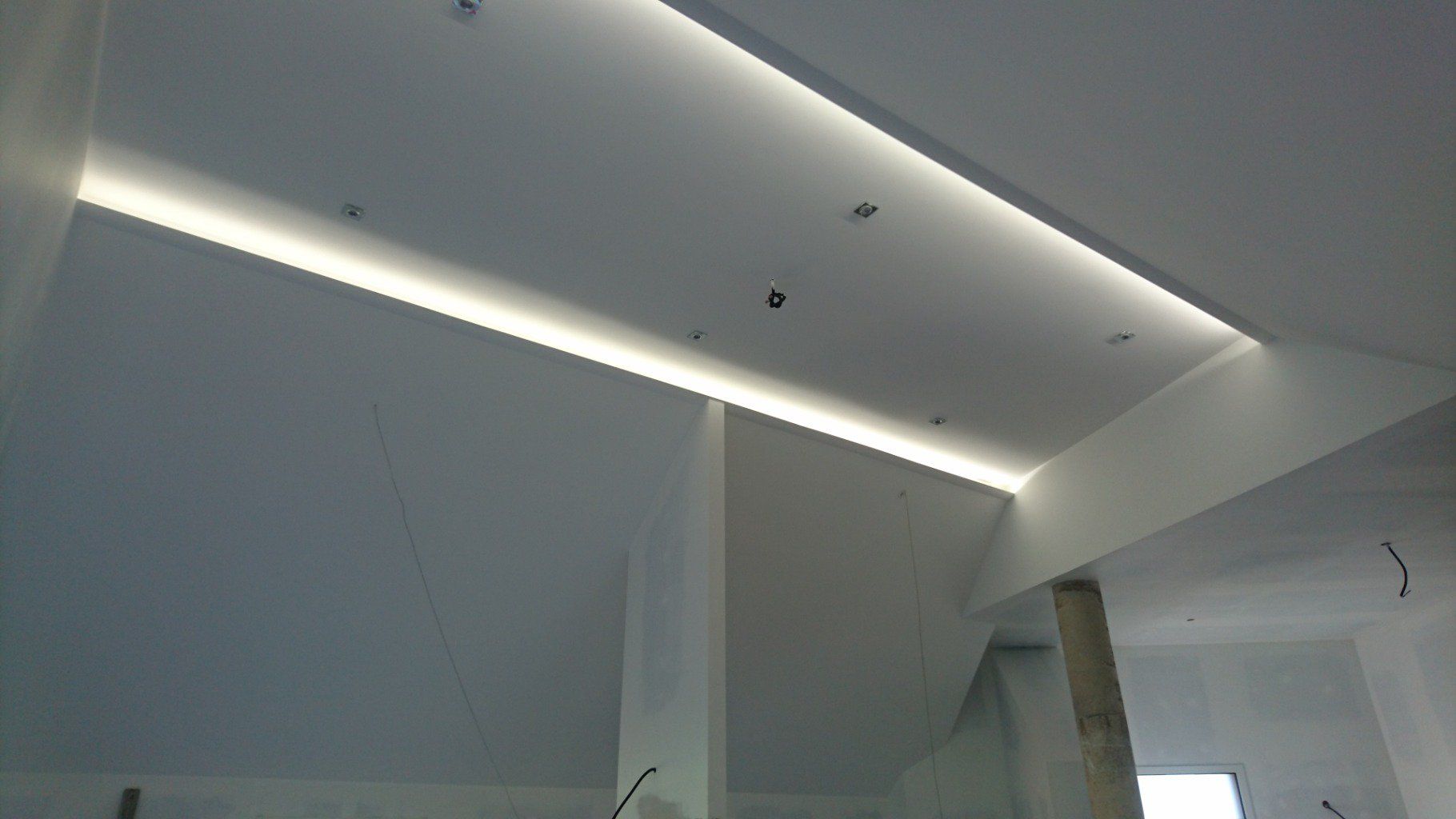 Même chantier: création d'un plafond à 5m avec éclairage par spot et ruban LED.
